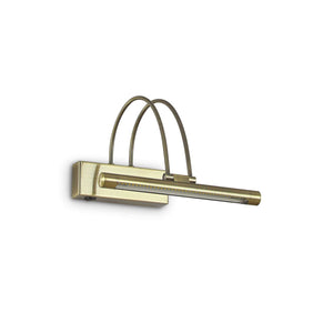 Montatura in metallo con finitura disponibile in bianco, brunito, cromo, nickel o ottone satinato. Diffusore a LED inclinabile. Interruttore sulla base.