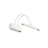 Montatura in metallo con finitura disponibile in bianco, brunito, cromo, nickel o ottone satinato. Diffusore a LED inclinabile. Interruttore sulla base.